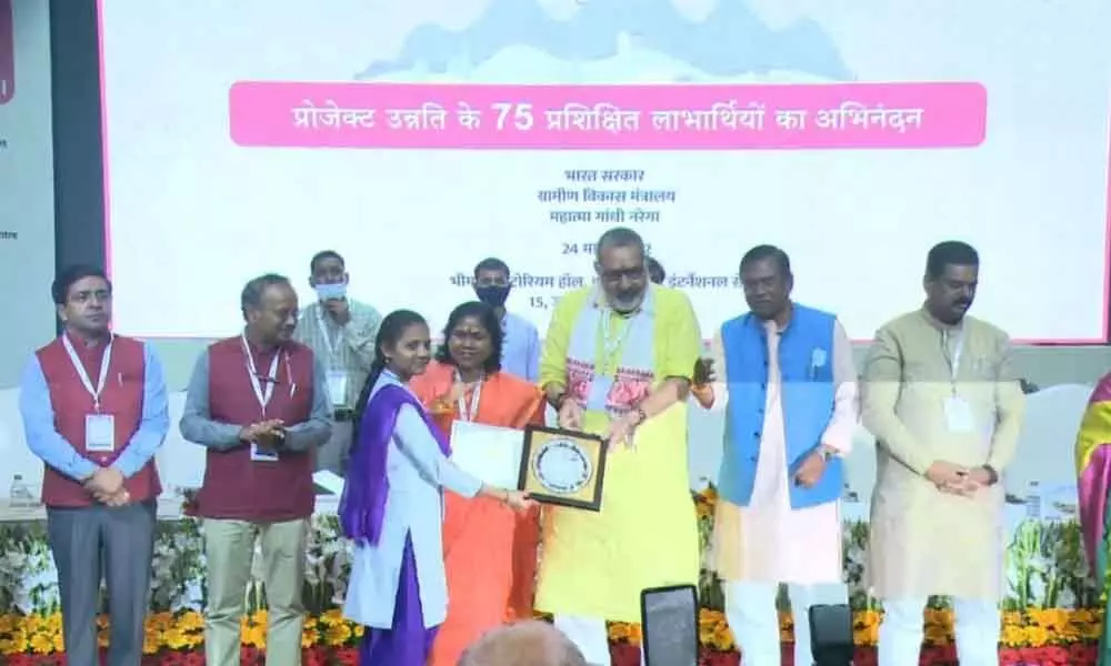 Union Minister for Rural Development and Panchayat Raj Giriraj Singh presenting an award to a AP woman at a programme in New Delhi on Thursday