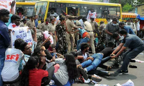 Police arresting SFI leaders and students, who are conducting a protest rally at Lenin Centre in Vijayawada on Thursday 	Photo: Ch Venkata Mastan