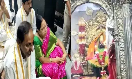KCR offers prayers at Kolhapur shrine