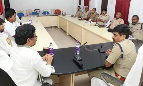 Urban SP launches Meetho Mee SP, Spandana  in Srikalahasti