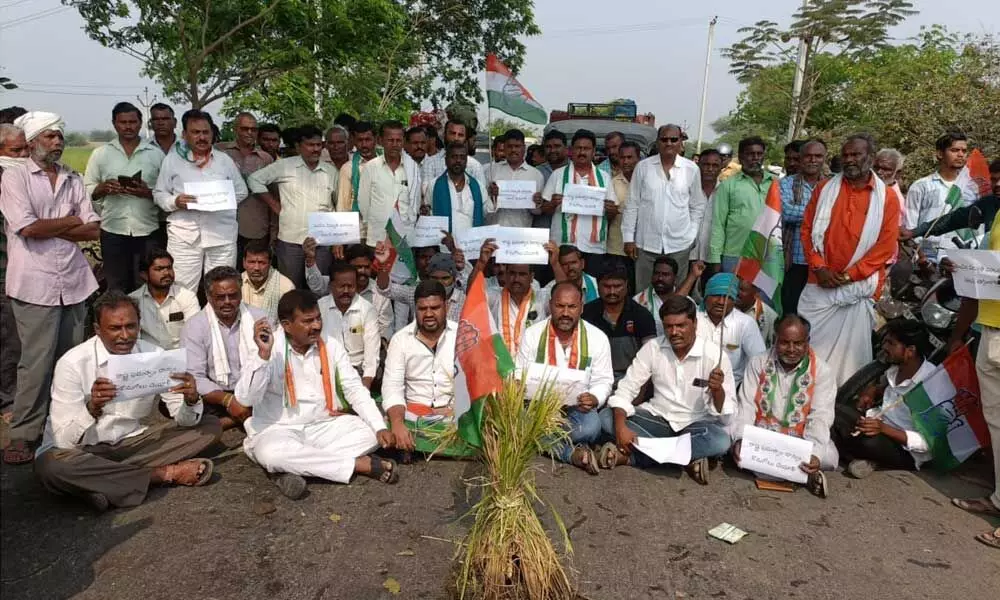 Stop playing fooling farmers, Congress tells TRS, BJP