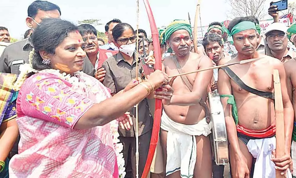 Governor Tamilisai Soundararajan goes deep into Nallamalla forest to meet Chenchus