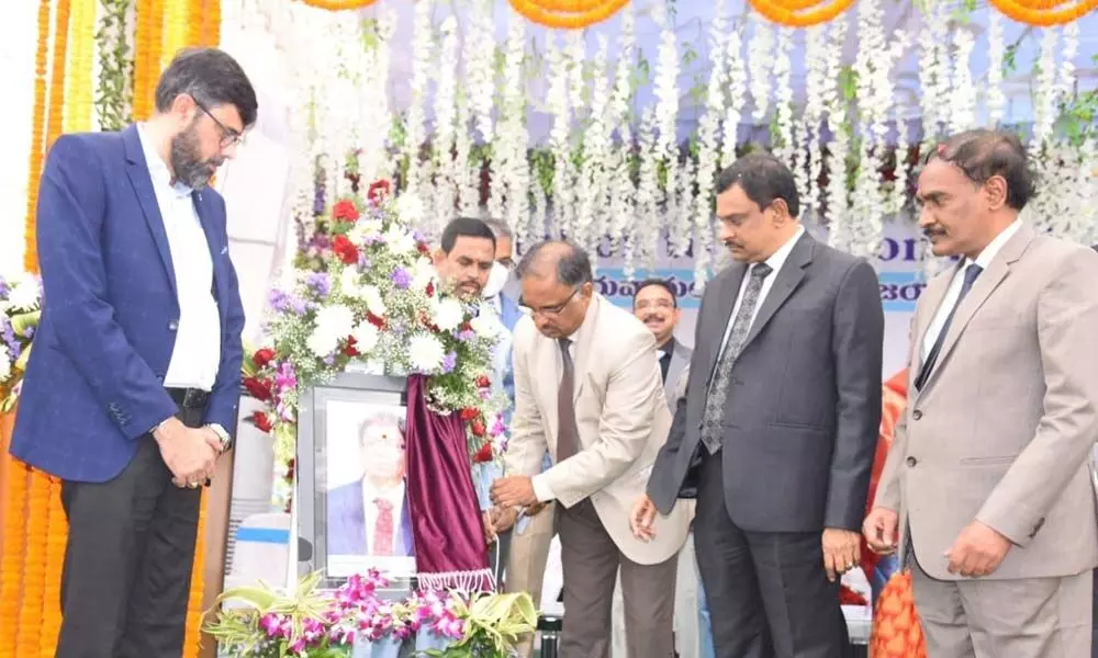High Court judges Praveen Kumar, ChManavendranath Roy, Ch Ravi paying floral tributes to Ramamohan Rao in Vizianagaram on Sundays