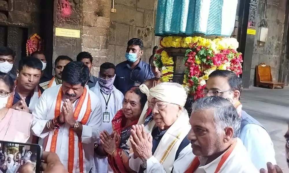 AP governor visits Visakhapatnam, offers prayers at Sri Varaha Lakshminarasimha Swamy temple