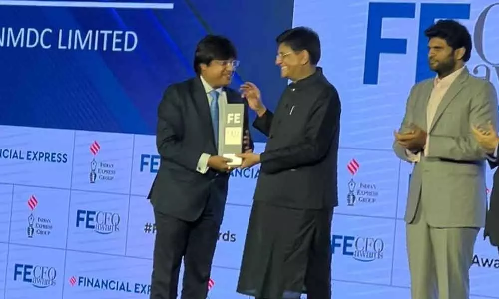 Piyush Goyal, Union Minister of Commerce & Industry, Consumer Affairs & Food & Public Distribution and Textiles handing over the award to Amitava Mukherjee