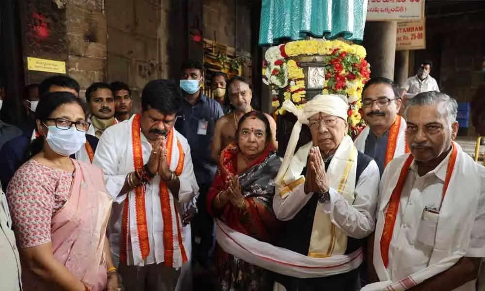 Governor offers prayers at Simhachalam