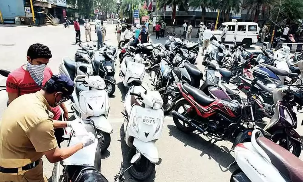 Traffic police to seize parked vehicles on roads & charge hefty fines
