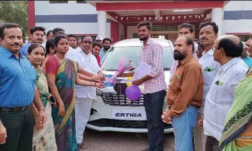 Karimnagar: MLA hands over Dalit Bandhu units to beneficiaries