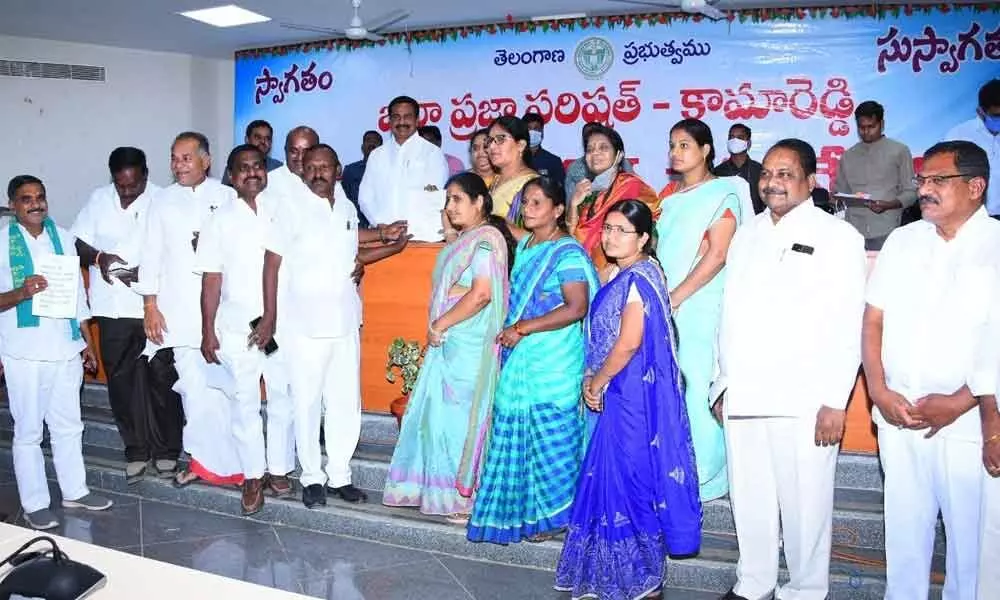 ZPTCs showing the resolution demanding that the Central government buy yasangi grain at general body meeting in Kamareddy on Wednesday