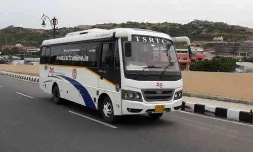Sajjanar flags off special buses to Yadadri