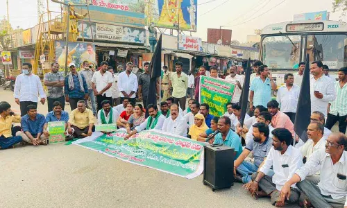TDP leader Devineni Uma Maheswara Rao staging a protest in Mylavaram on Wednesday