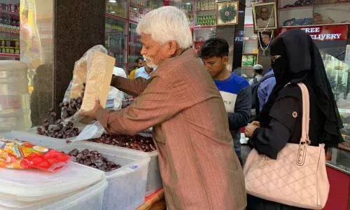 As dates flood markets, customers make a beeline for quick buy