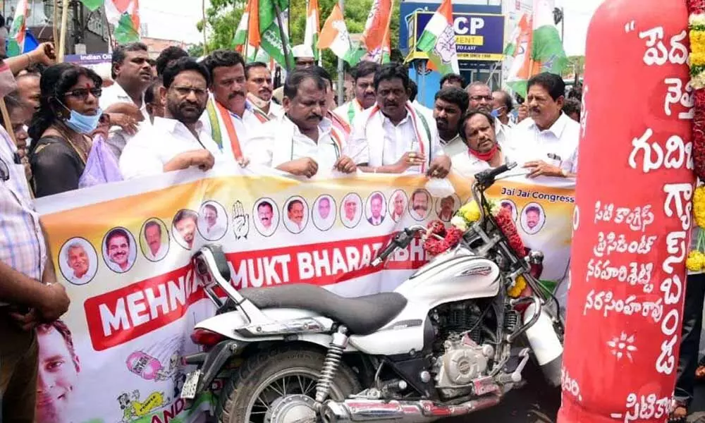 APCC president Dr Sailajanath, leaders and activists staging a protest against price hike of petrol, gas and power at Lenin Centre in Vijayawada on Thursday Photo: Ch Venkata Mastan