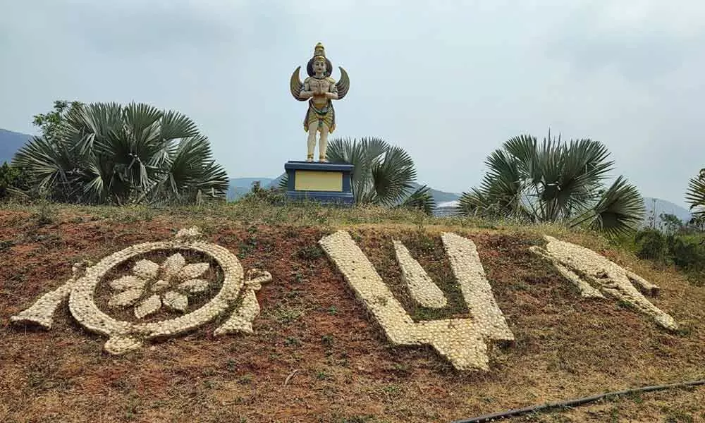 An imposing Garuda statue opposite the vanam along with sanku chakra namalu