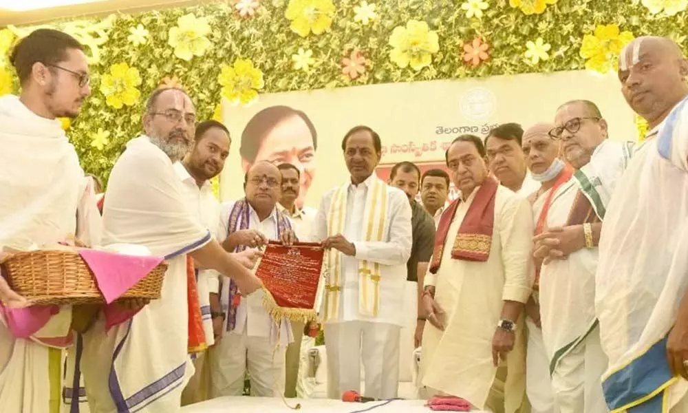 The priests and EO Sivaji of the Lord Rama temple inviting CM KCR  for the festival at Pragathi Bhavan, Hyderabad on Saturday
