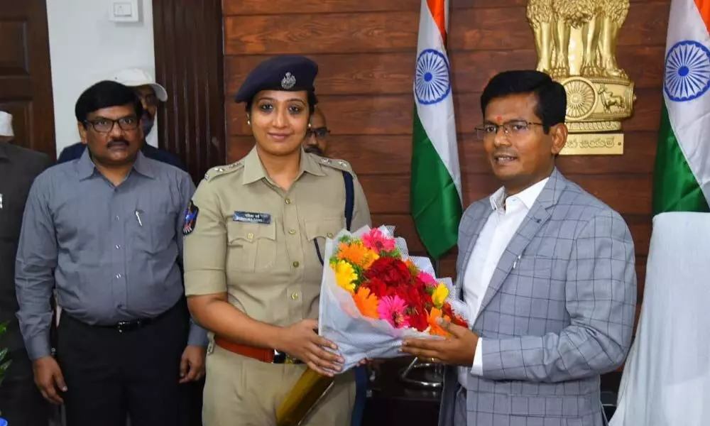 Prakasam district SP Malika Garg congratulating AS Dinesh Kumar after he assumed charge as the District Collector in Ongole on Monday