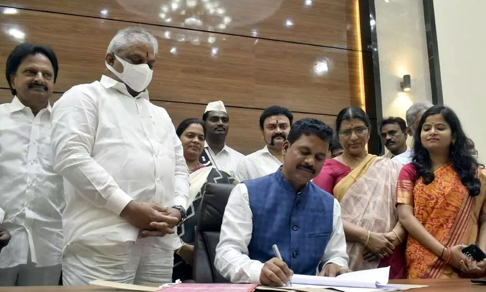 Dilli Rao taking charge as the the Collector of NTR district at Vijayawada Collectorate on Monday. MLA Malladi Vishnu, APSFL (Fiber net) chairman  Dr P Gowtham Reddy and Telugu Akademi Chairperson N Lakshmi Parvathi  are also seen.	Photo: Ch Venkata Mastan