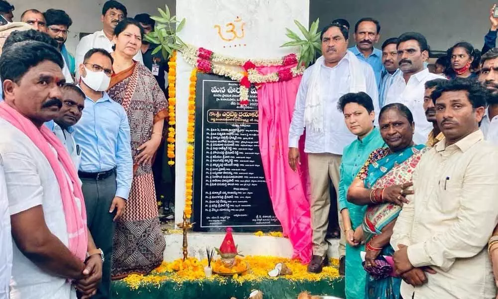 Minister for Panchayat Raj Errabelli Dayakar Rao and Minister for Tribal Welfare Satyavathi Rathod at the inauguration of Mana Ooru Mana Badi programme at Kantayapalem primary school under Thorrur mandal in Mahabubabad district on Tuesday