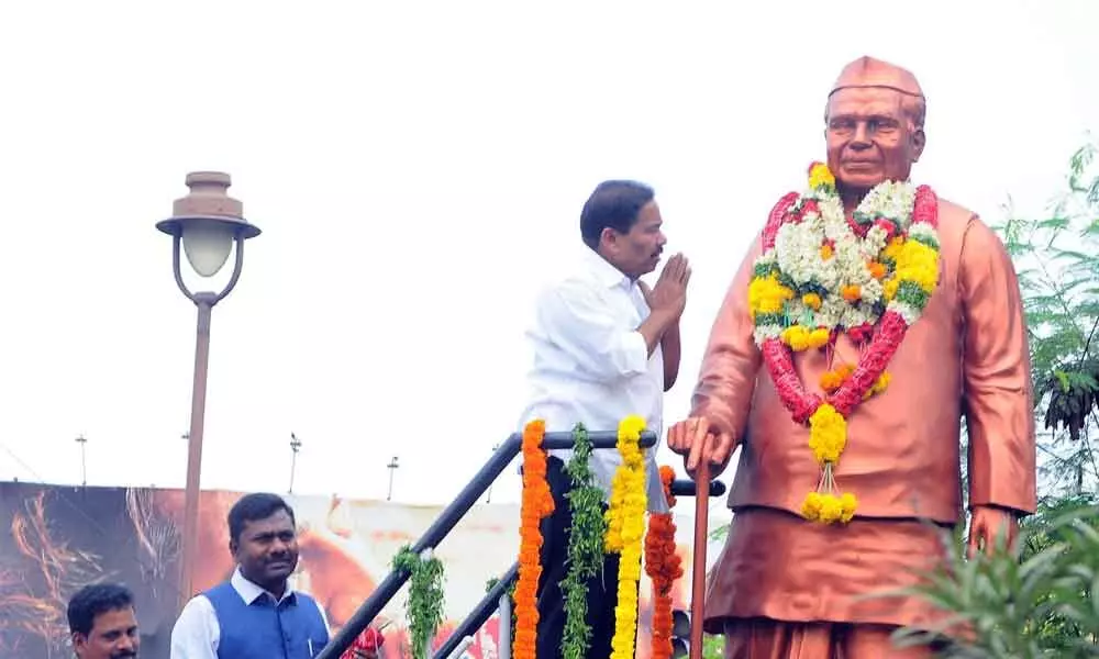 Minister Pinipe Viswarup paying tributes to the statue of Babu Jagjivan Ram on his 115th birth anniversary in Vijayawada on Tuesday. 	Photo Ch Venkata Mastan