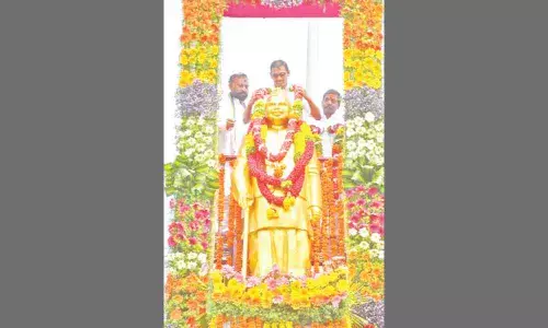 Kurnool District Collector P Koteswara Rao garlanding the statue of Babu Jagjivan Ram on the occasion of his 115th birth anniversary at RS Road junction in Kurnool on Tuesday