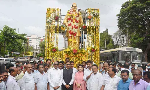 District Collector M Venugopala Reddy, Joint Collector G Rajakumari, MLA Kilaru Rosaiah, MLCs KS Lakshmana Rao and Dokka Manikya Vara Prasad and AP Madyapana Vimochana Prachara Committee chairman V Lakshama Reddy paying tributes to Babu Jagjivan Ram in Guntur on Tuesday