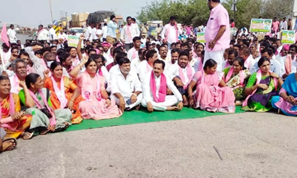 TRS holds rasta roko on National Highways over paddy procurement row
