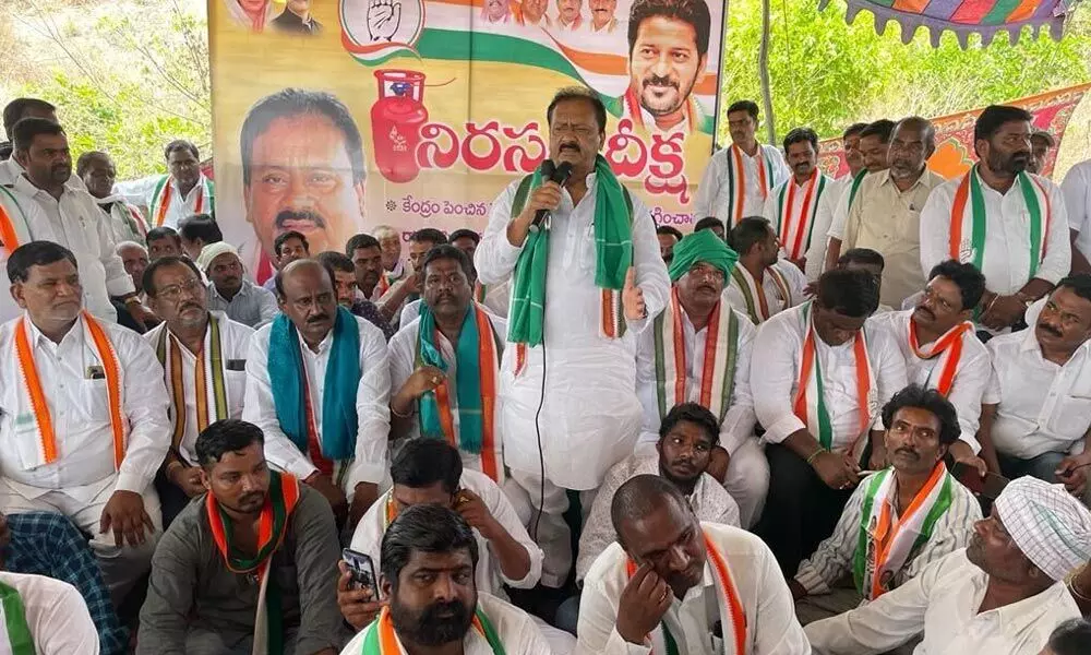 Both TRS, BJP Govts must purchase paddy, demands Congress