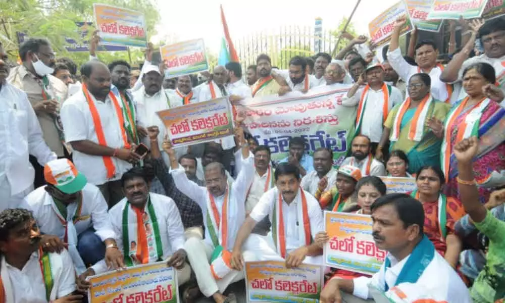 Congress leaders staging dharna as part of ‘Chalo Collectorate’ protest in Hanumakonda on Wednesday