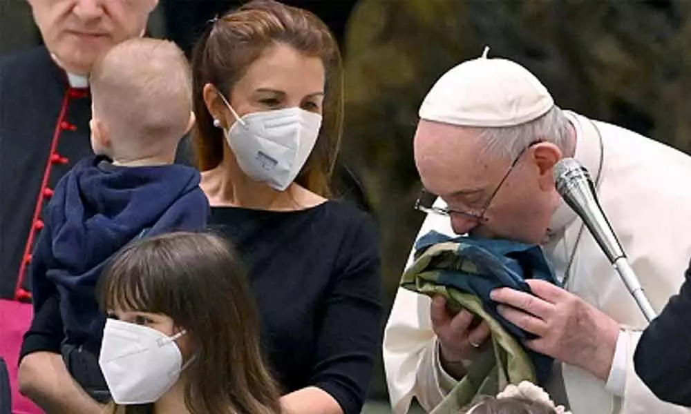 Pope kisses Ukrainian flag, condemns massacre