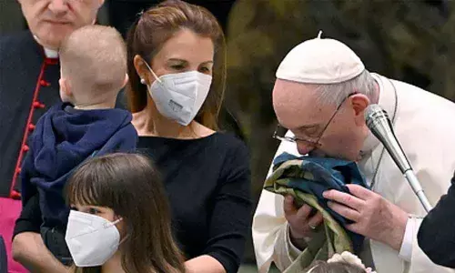 Pope kisses Ukrainian flag, condemns massacre
