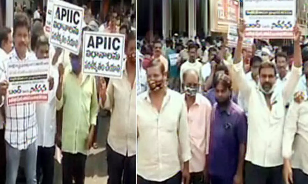 Andhra Pradesh: Autonagar workers stage protest in Vijayawada against 50 percent taxes