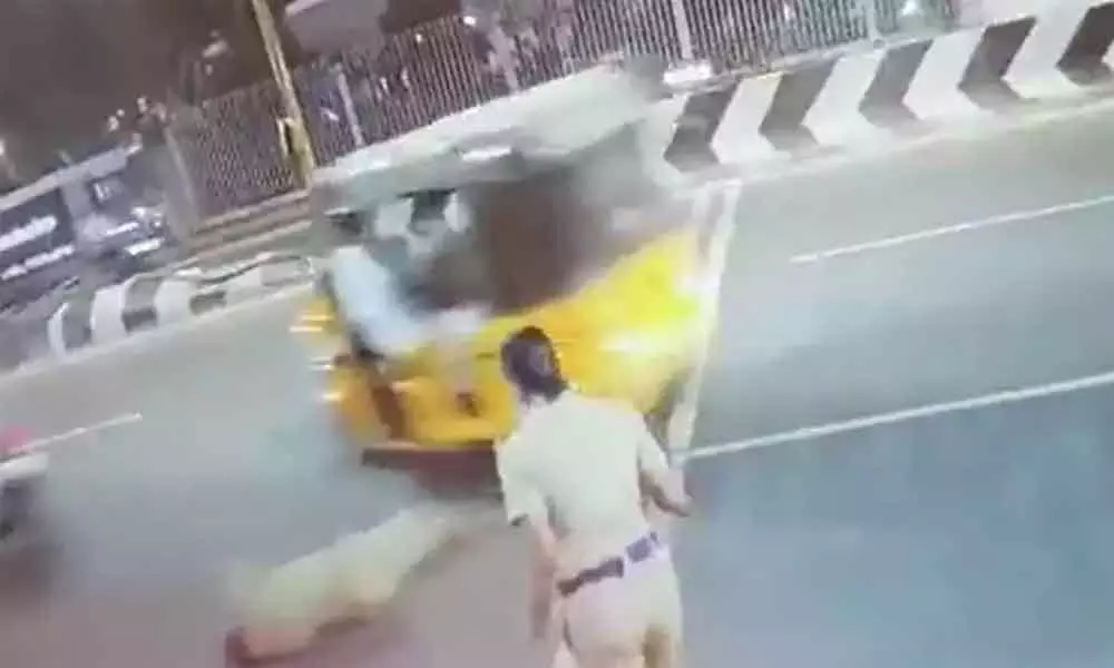 Watch The Trending Video Of An Auto Driver Hitting The Cop