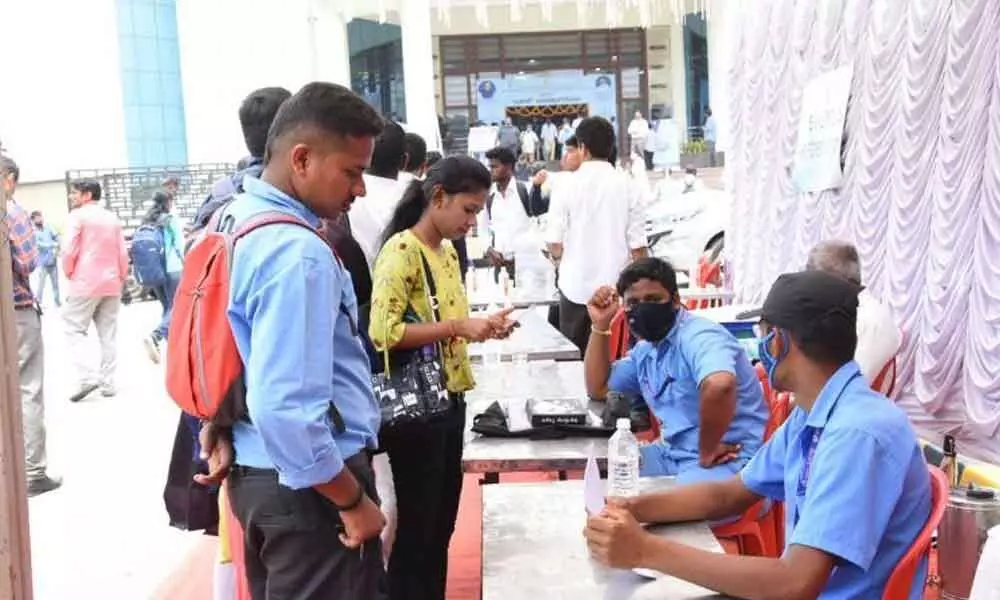 Job fair attracts thousands of aspirants