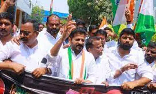 Tension grips at Vidyut Soudha during Telangana Congress leaders protest on power charges