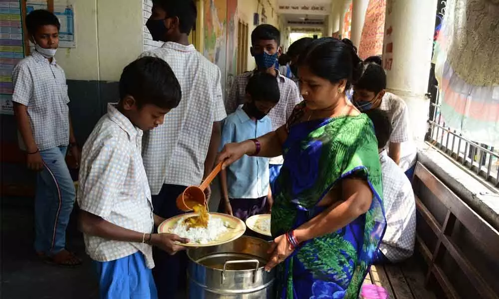 Poor quality rice, watery dal for sarkari schools students