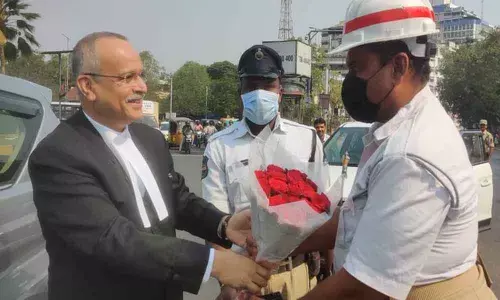 Telangana High Court Chief Justice Satish Chandra Sharma on Friday stopped enroute to the court and felicitated a homeguard
