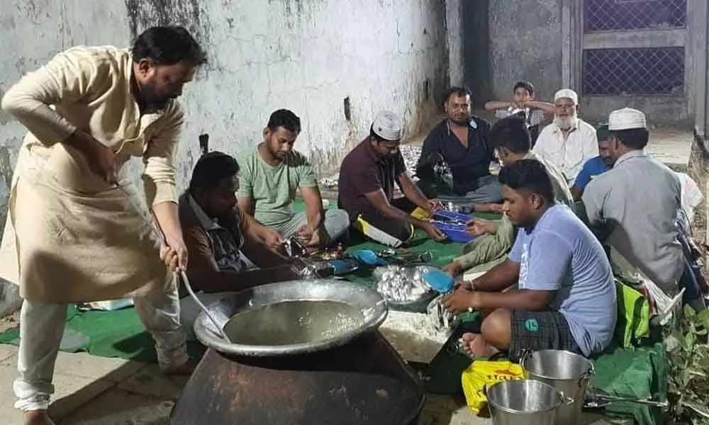 Hyderabad: Youths of Golconda providing pre-dawn meals