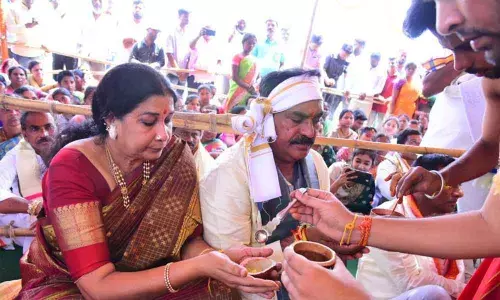 Errabelli presents silk robes to Valmidi Sri Ram