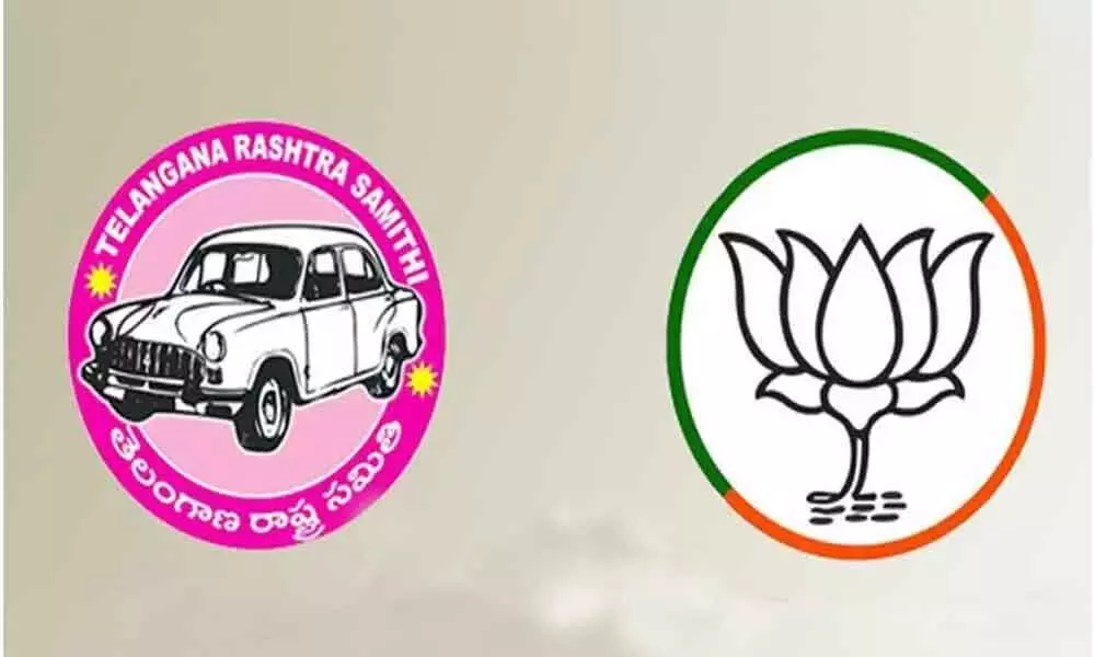 Paddhee war begins between TRS and BJP in Delhi and Hyd galli