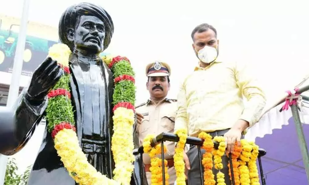 Collector RV Karnan and Police Commissioner V Satyanarayana paying tribute to Jyotirao Phules statue at Karimnagar Chowrasta on Monday