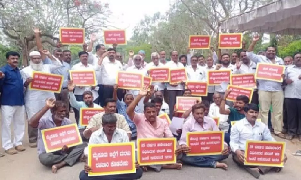 Lorry owners stage protest against ban on 15-yr old lorries