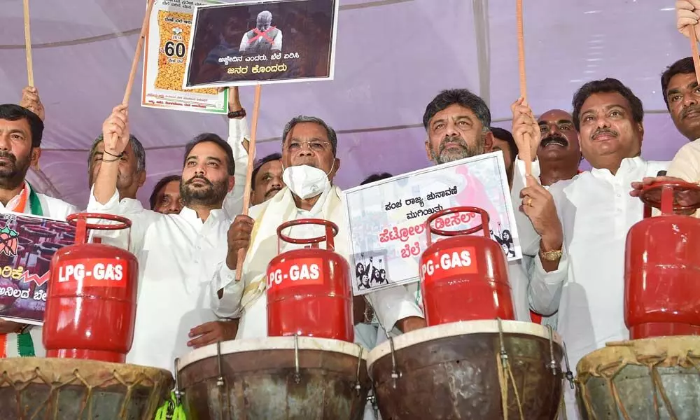 Former Karnataka CM Siddaramaiah, KPCC President DK Shivakumar with state Congress leaders during a protest against hike in fuel prices in Bengaluru on Monday