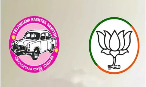 Paddhee war begins between TRS and BJP in Delhi and Hyd galli