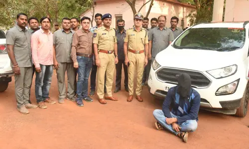 Former cop dupes jobless