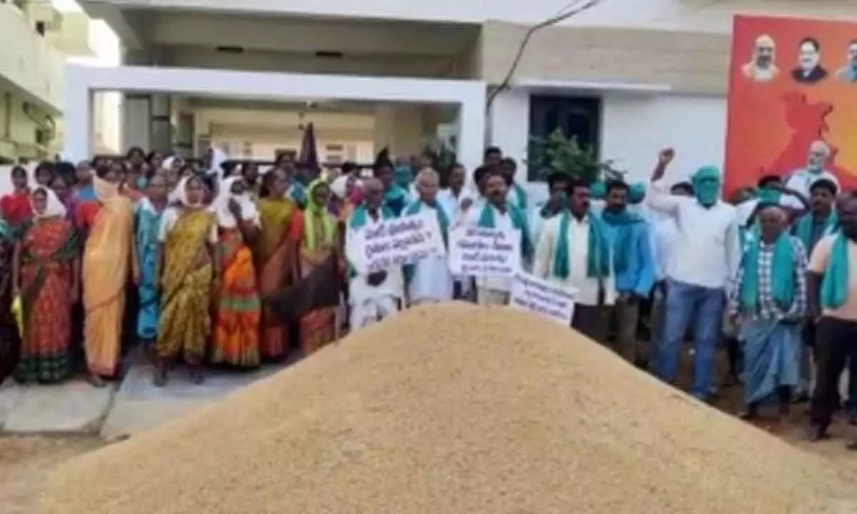 Farmers’ protest at MP Arvind’s house