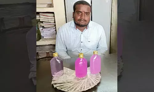 ACB traps corrupted bill collector, held