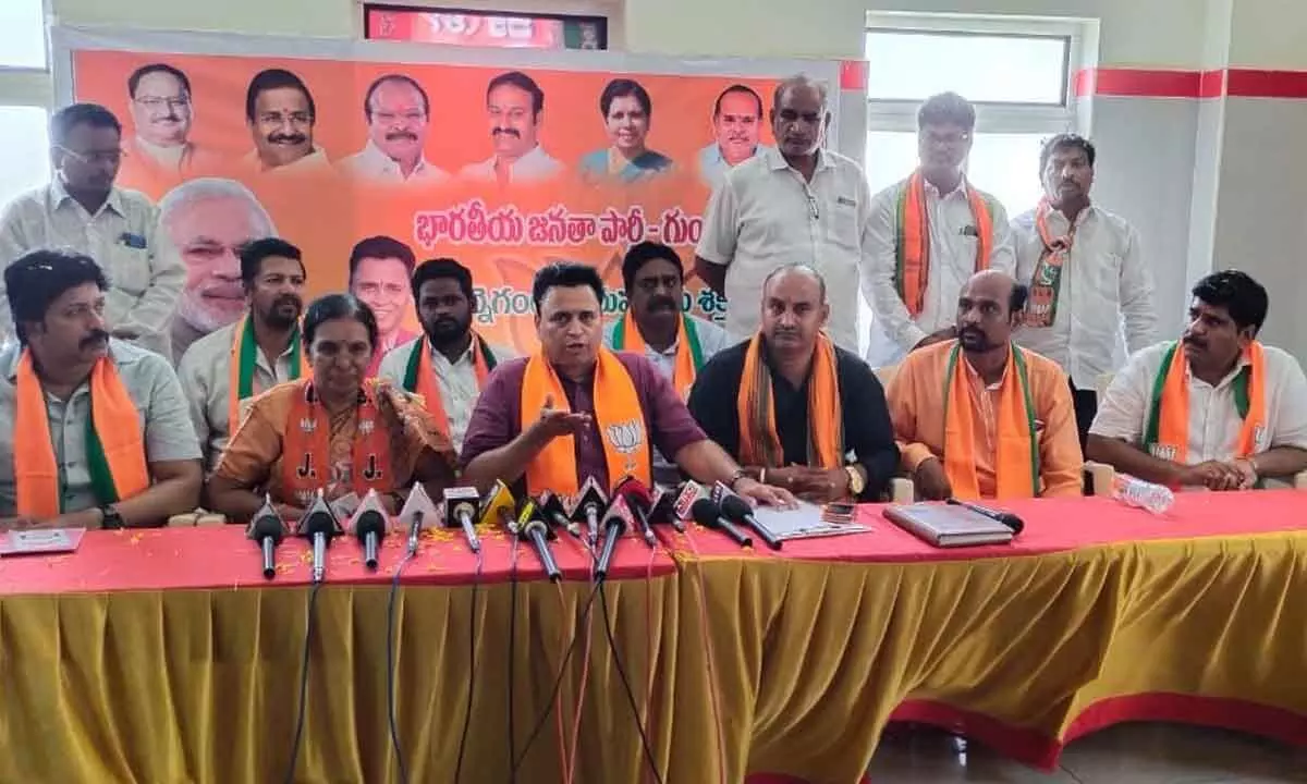 BJP nasional Secretary and State co-in-charge Sunil Deodhar addressing the media in Guntur on Wednesday