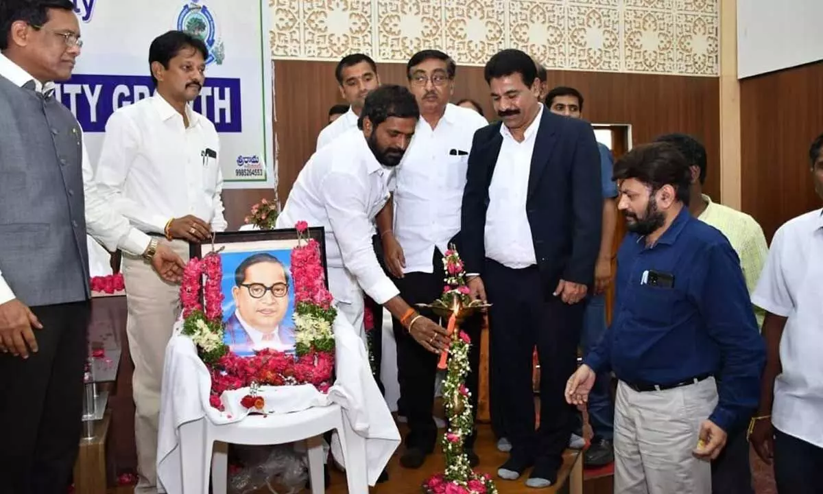 Minister V Srinivas Goud inaugurating a seminar at Palamuru University in Mahbubnagar on Wednesday