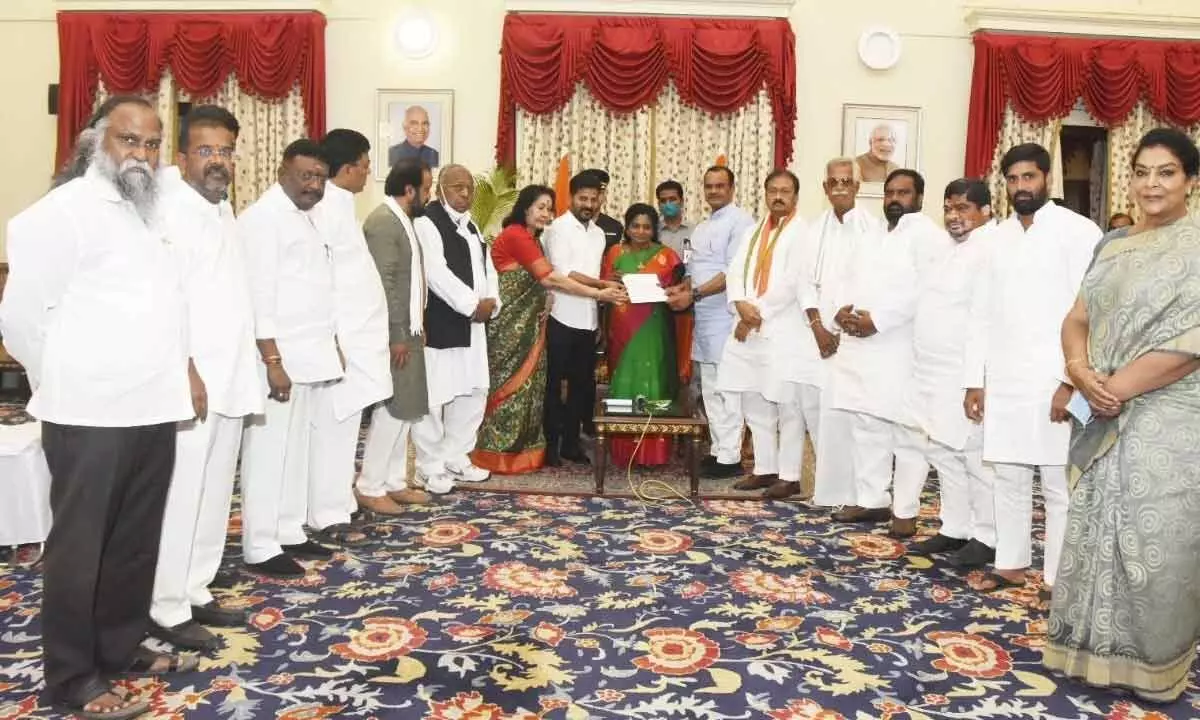 Congress leaders meet Governor Tamilisai Soundararajan, submit memo on paddy procurement issue