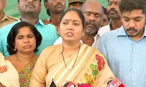 Mekathoti Sucharita meets YS Jagan, says she had not resigned